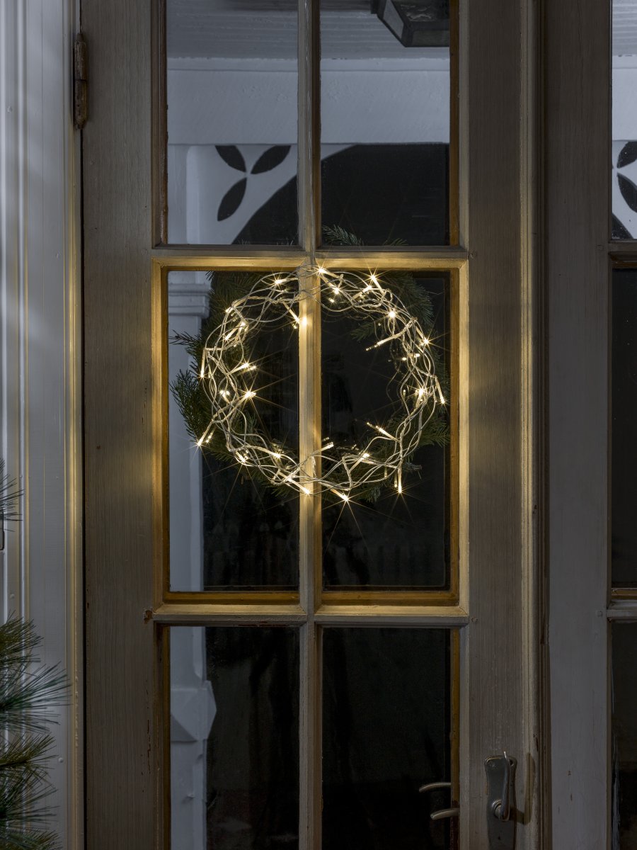 Corona LED Ø30 Plata De Konstsmide - Sus 32 peque&ntilde;os LED emiten una luz amarilla c&aacute;lida y acogedora, creando un ambiente confortable.