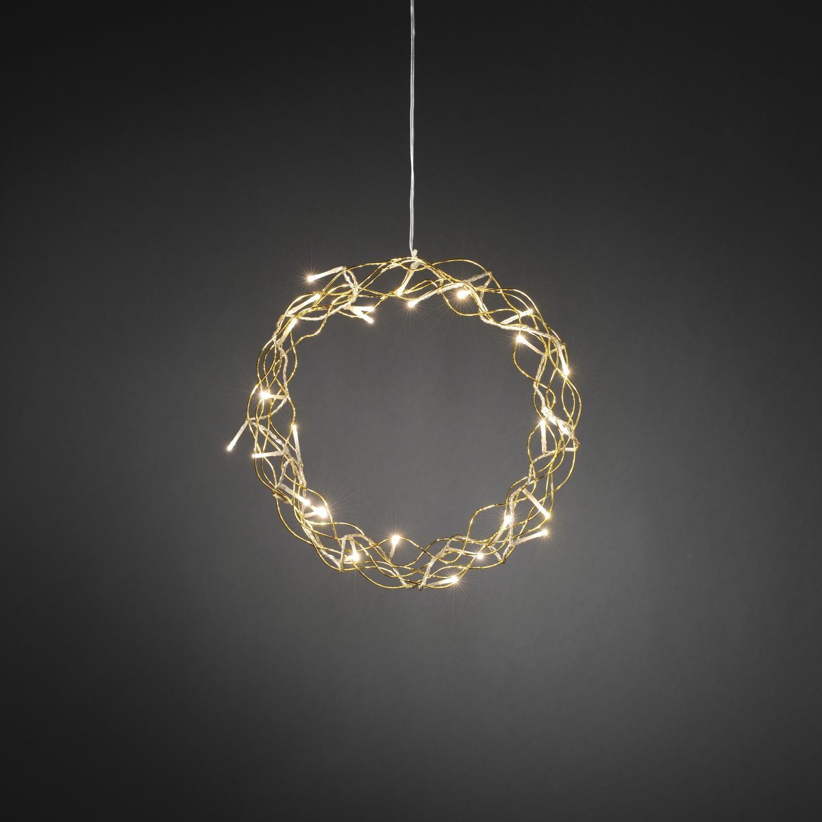 Corona LED Ø30 Oro De Konstsmide - Con un di&aacute;metro de 30 cm, la guirnalda es una hermosa decoraci&oacute;n para colgar en una ventana o pared, aportando calidez adicional durante los meses m&aacute;s oscuros del a&ntilde;o.
