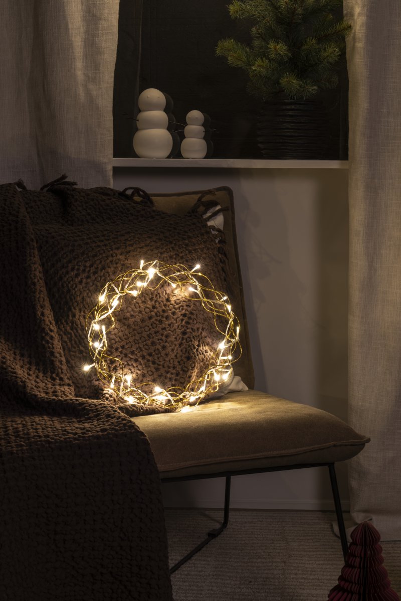 Corona LED Ø30 Oro De Konstsmide - Con un di&aacute;metro de 30 cm, la guirnalda es una hermosa decoraci&oacute;n para colgar en una ventana o pared, aportando calidez adicional durante los meses m&aacute;s oscuros del a&ntilde;o.