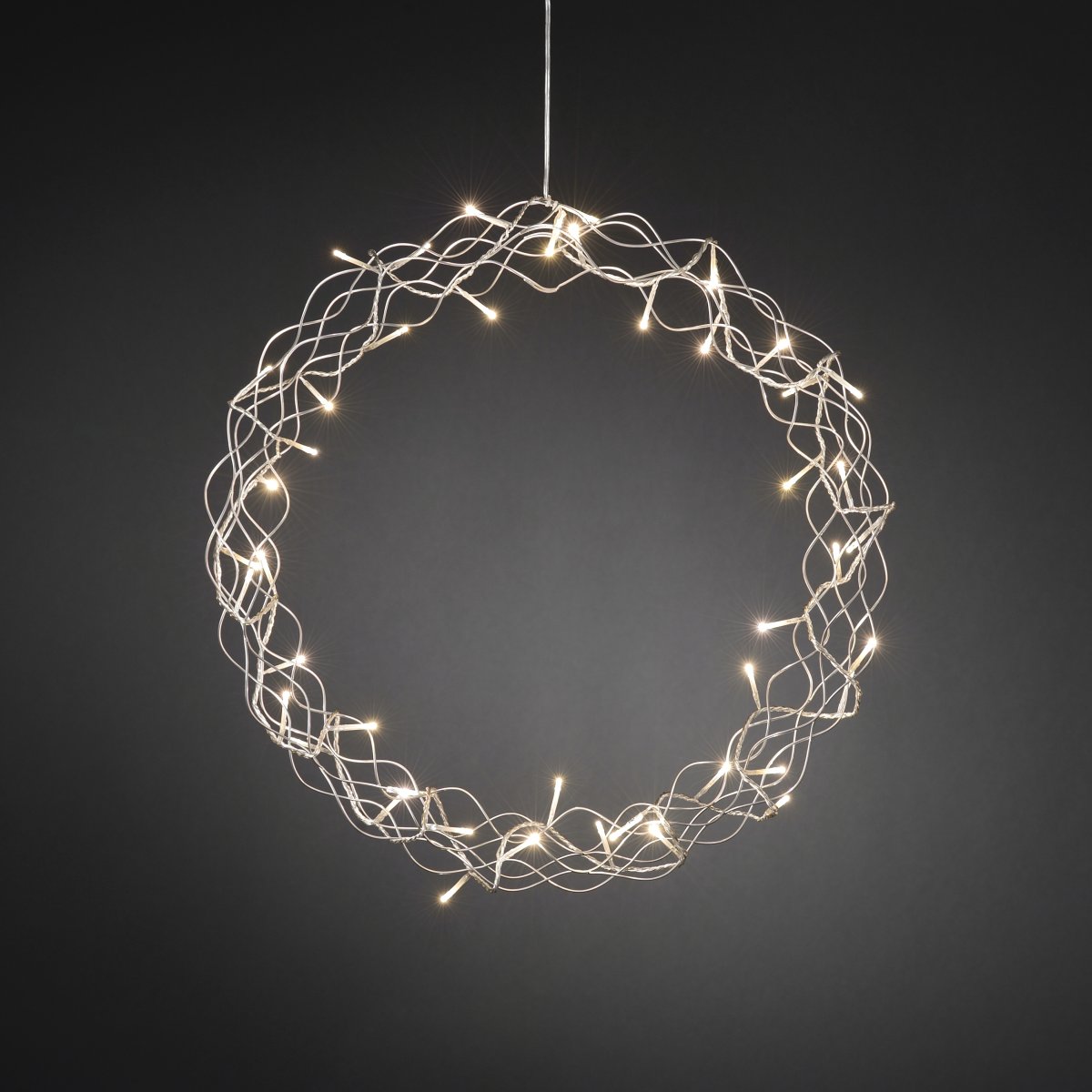 Corona LED Ø45 Plata De Konstsmide - Con un di&aacute;metro de 45 cm, la guirnalda es una hermosa decoraci&oacute;n, ideal para colgar en una ventana o en una pared, aportando calidez adicional durante los meses m&aacute;s oscuros del a&ntilde;o.