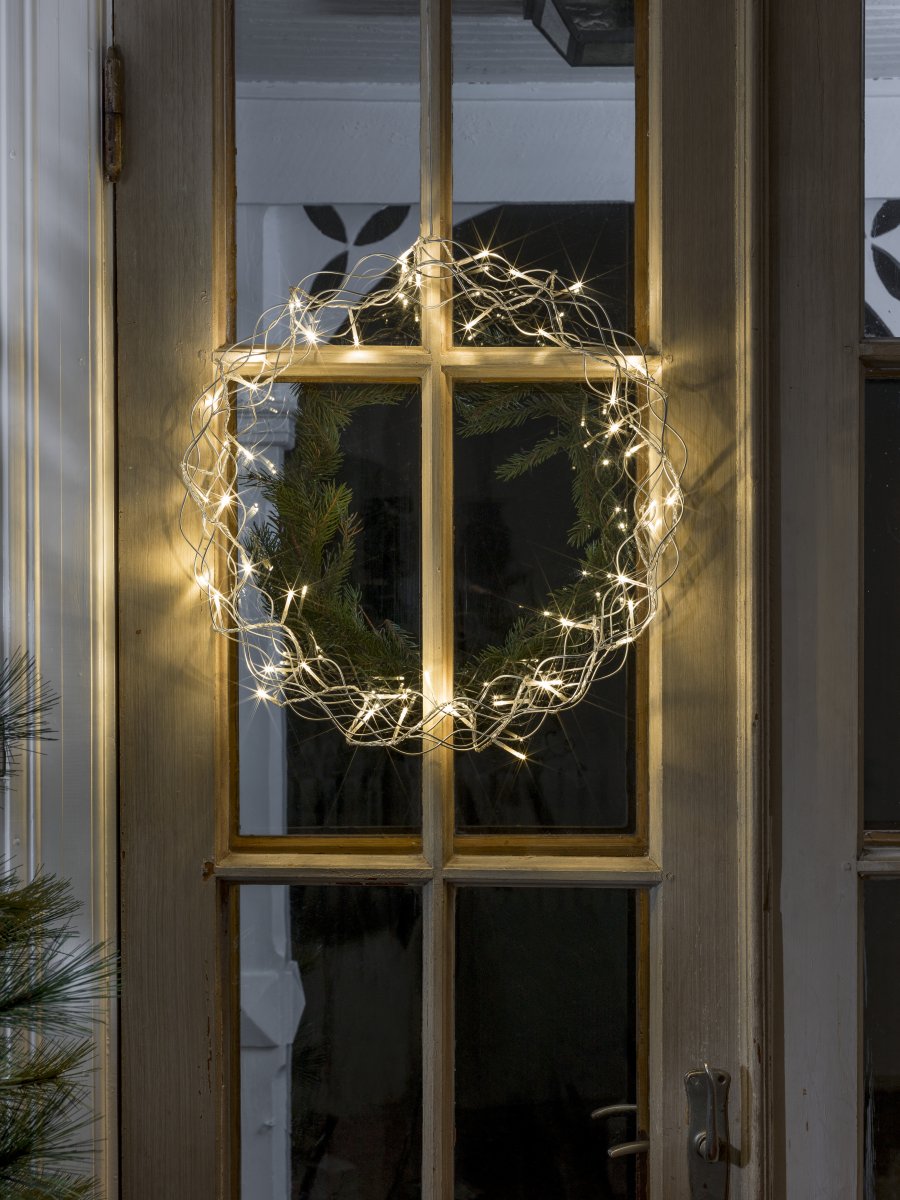 Corona LED Ø45 Plata De Konstsmide - Con un di&aacute;metro de 45 cm, la guirnalda es una hermosa decoraci&oacute;n, ideal para colgar en una ventana o en una pared, aportando calidez adicional durante los meses m&aacute;s oscuros del a&ntilde;o.
