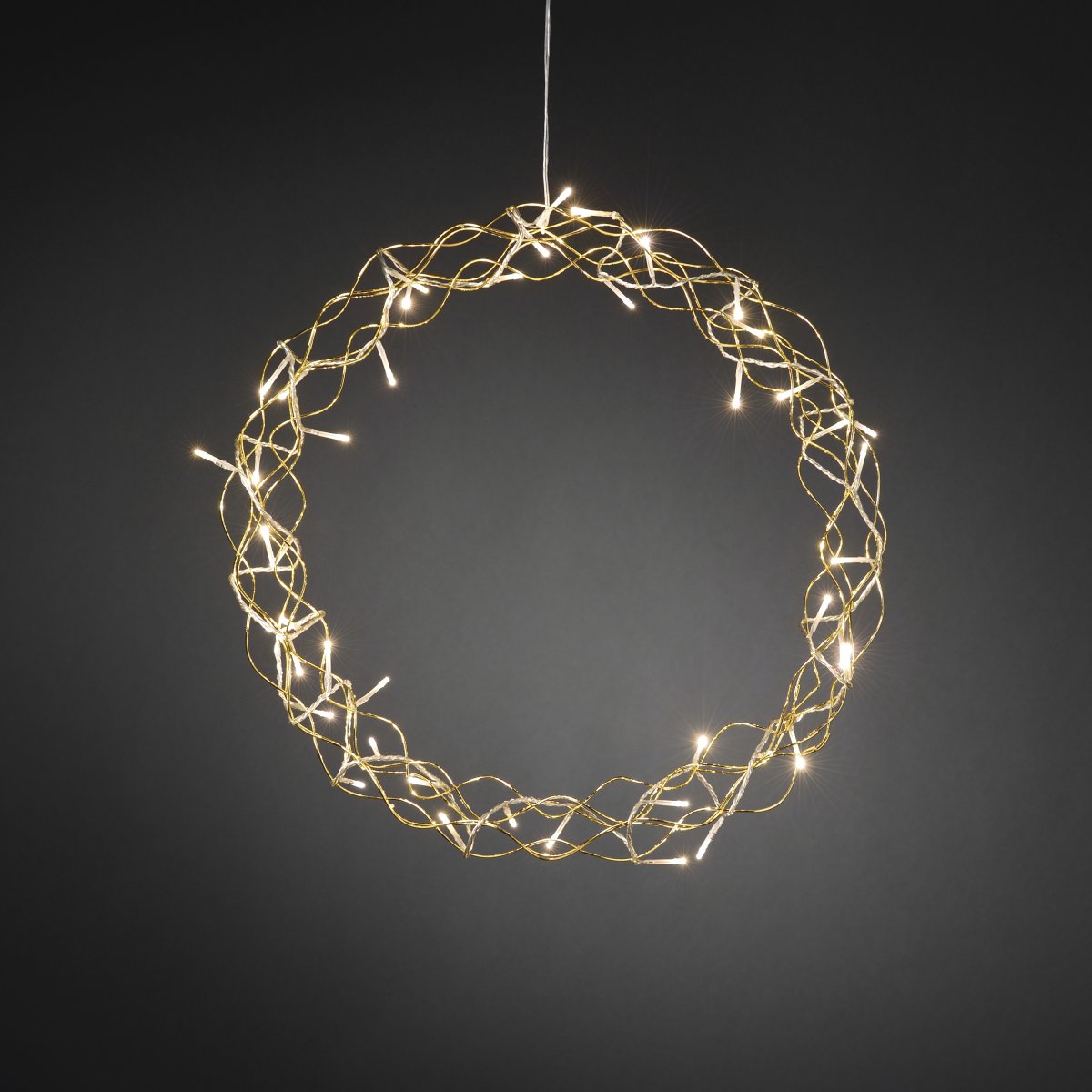 Corona LED Ø45 Oro De Konstsmide - Con un di&aacute;metro de 45 cm, la guirnalda es una hermosa decoraci&oacute;n para colgar en una ventana o pared, aportando calidez adicional durante los meses m&aacute;s oscuros del a&ntilde;o.