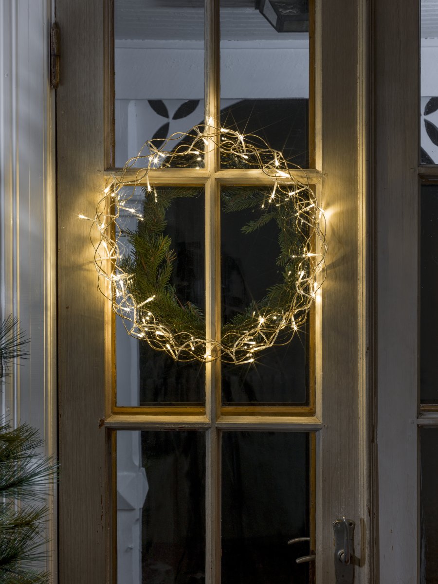 Corona LED Ø45 Oro De Konstsmide - Con un di&aacute;metro de 45 cm, la guirnalda es una hermosa decoraci&oacute;n para colgar en una ventana o pared, aportando calidez adicional durante los meses m&aacute;s oscuros del a&ntilde;o.
