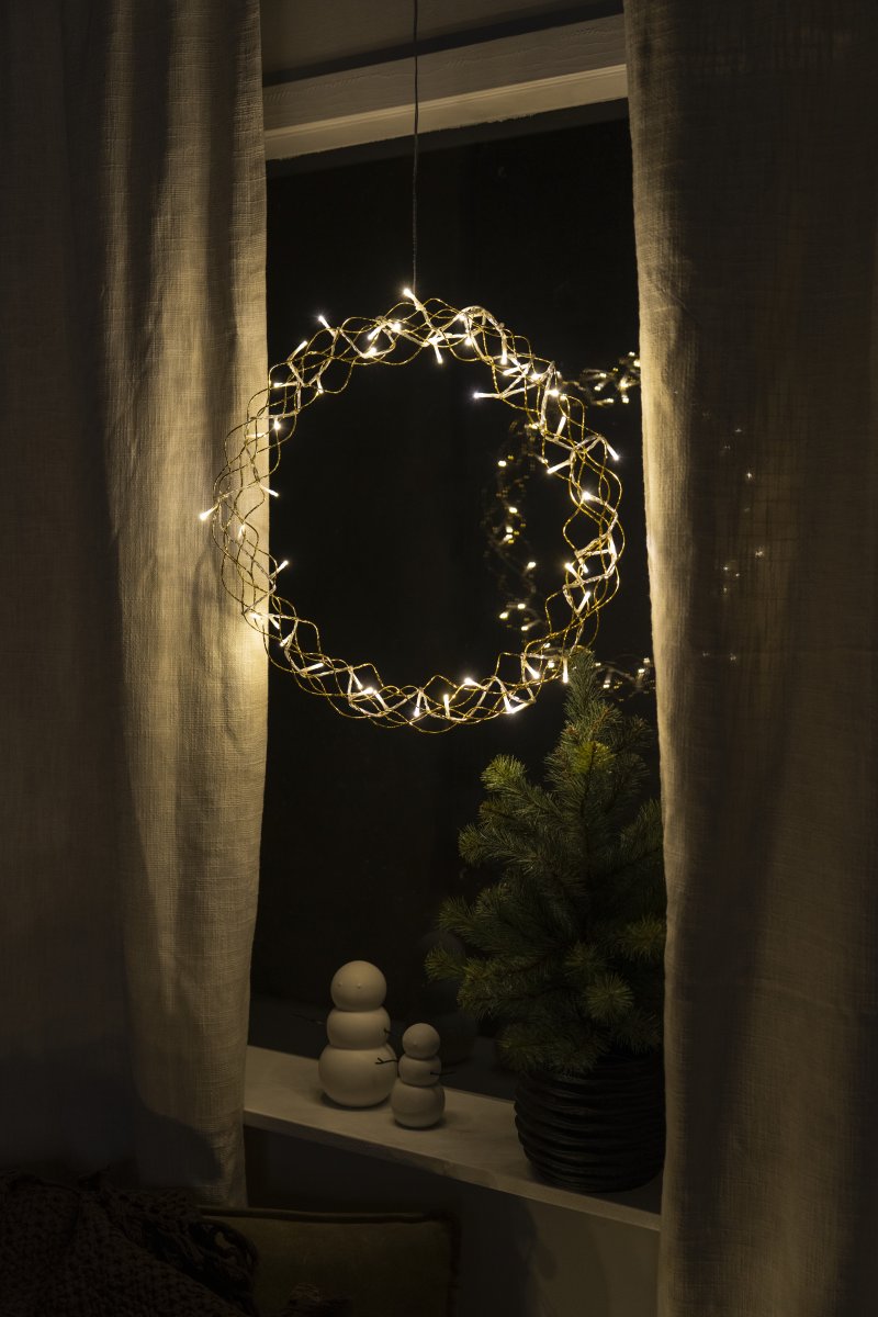 Corona LED Ø45 Oro De Konstsmide - Con un di&aacute;metro de 45 cm, la guirnalda es una hermosa decoraci&oacute;n para colgar en una ventana o pared, aportando calidez adicional durante los meses m&aacute;s oscuros del a&ntilde;o.