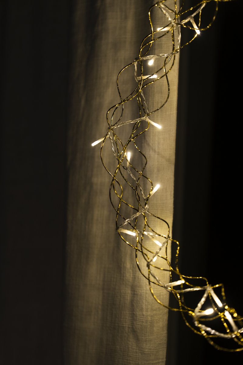 Corona LED Ø45 Oro De Konstsmide - Con un di&aacute;metro de 45 cm, la guirnalda es una hermosa decoraci&oacute;n para colgar en una ventana o pared, aportando calidez adicional durante los meses m&aacute;s oscuros del a&ntilde;o.