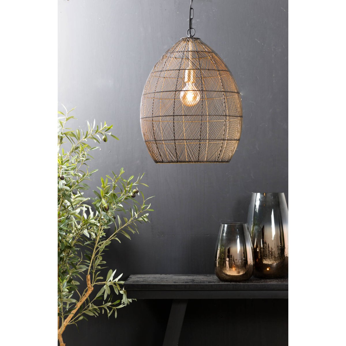 Meya Ø40 Negro/dorado Lámpas de techo De Light & Living - Meya es una elegante lámpara de techo fabricada en metal negro, cuyo diseño abierto crea una expresión aireada y moderna.