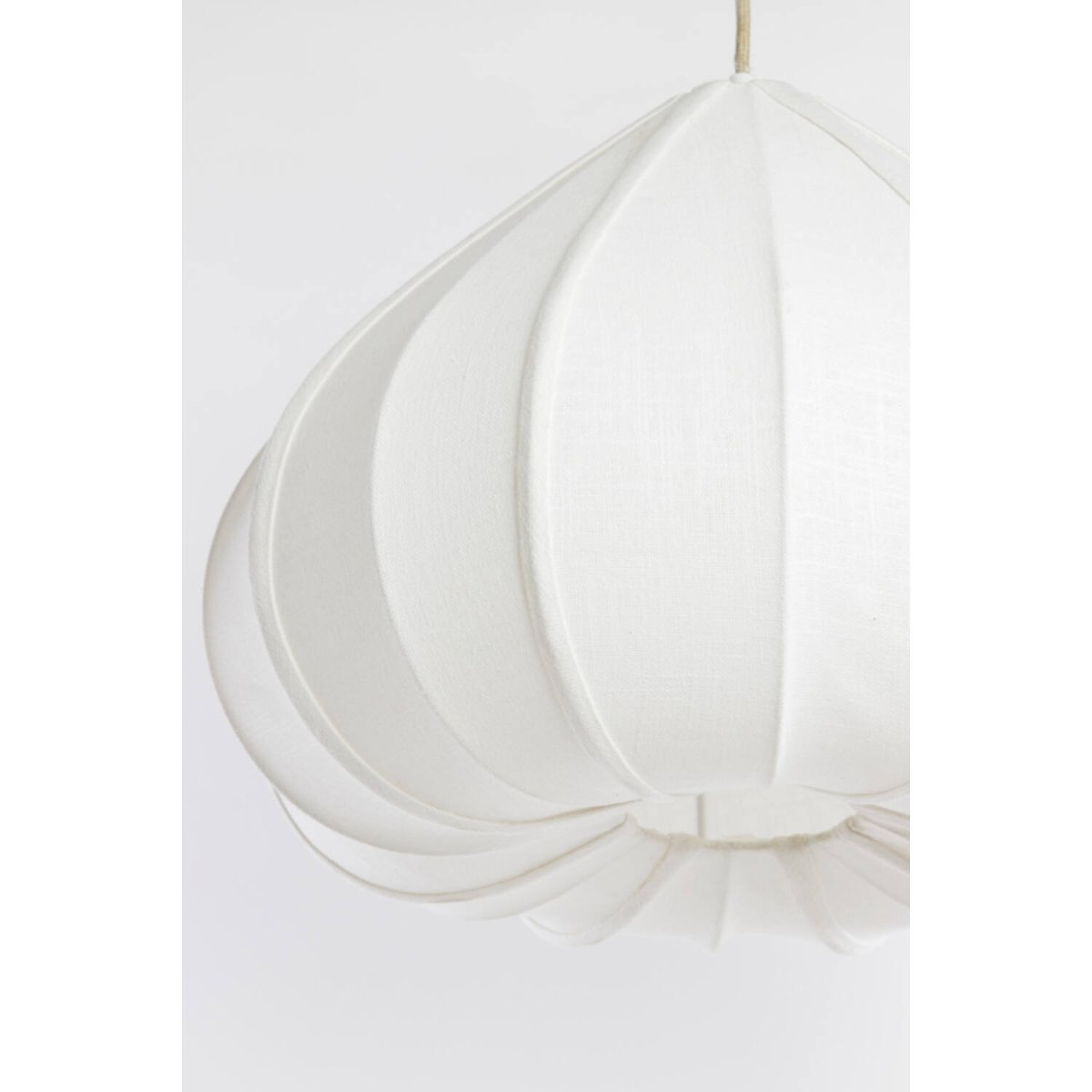 Zubeda Ø50 Blanco cremoso Lámpas de techo De Light & Living - Zubeda impresiona por su forma suave y elegante, y est&aacute; revestida de tela blanco crema que garantiza una distribuci&oacute;n de luz c&aacute;lida y agradable.