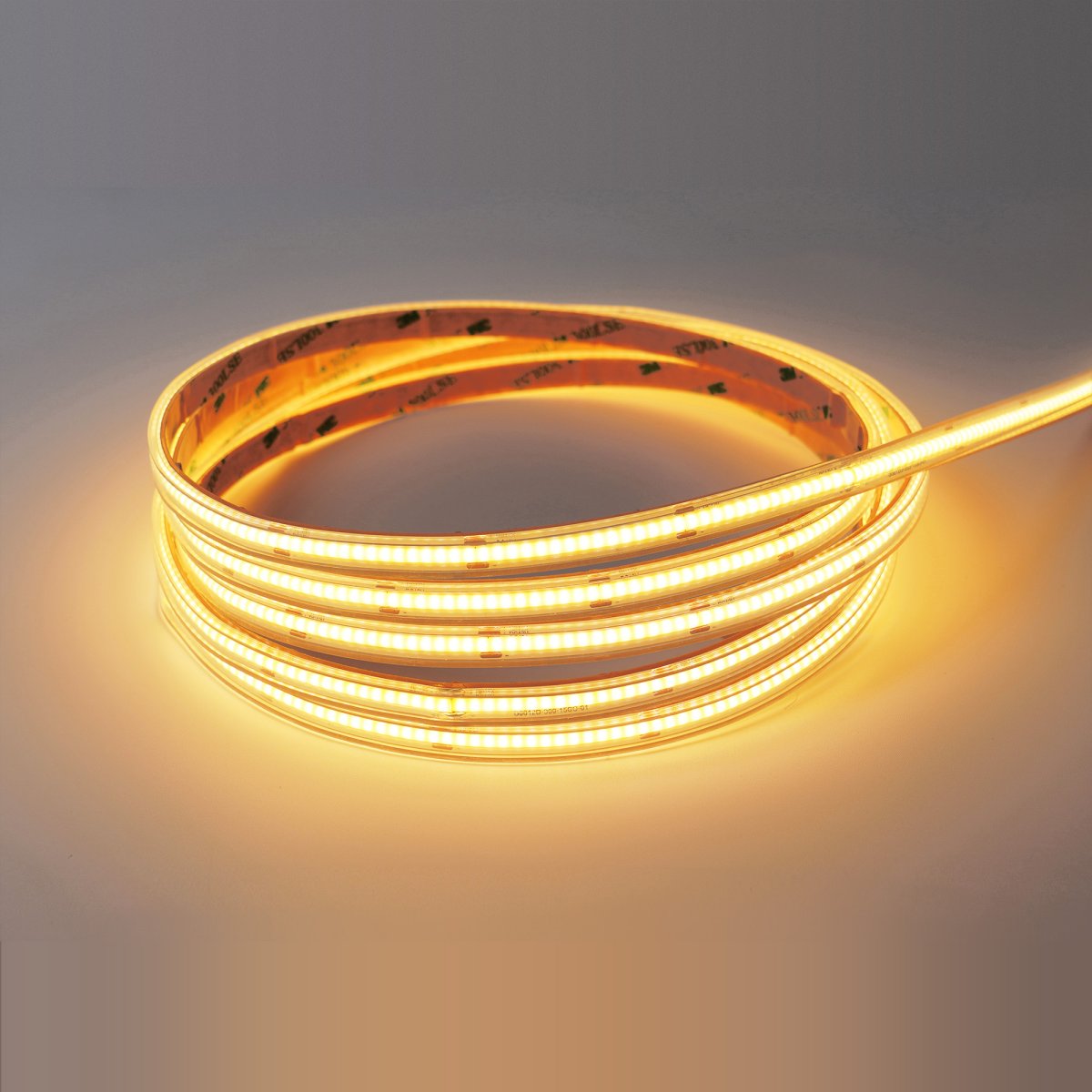Strip (5m) Blanco De Lightson - La tira de luz flexible y adaptable (5m con cable de arranque de 3m) ofrece una luz blanca cálida homogénea, perfecta para zonas que a veces pueden resultar difíciles de iluminar y donde se quieren reforzar líneas en el jardín o en fachadas.