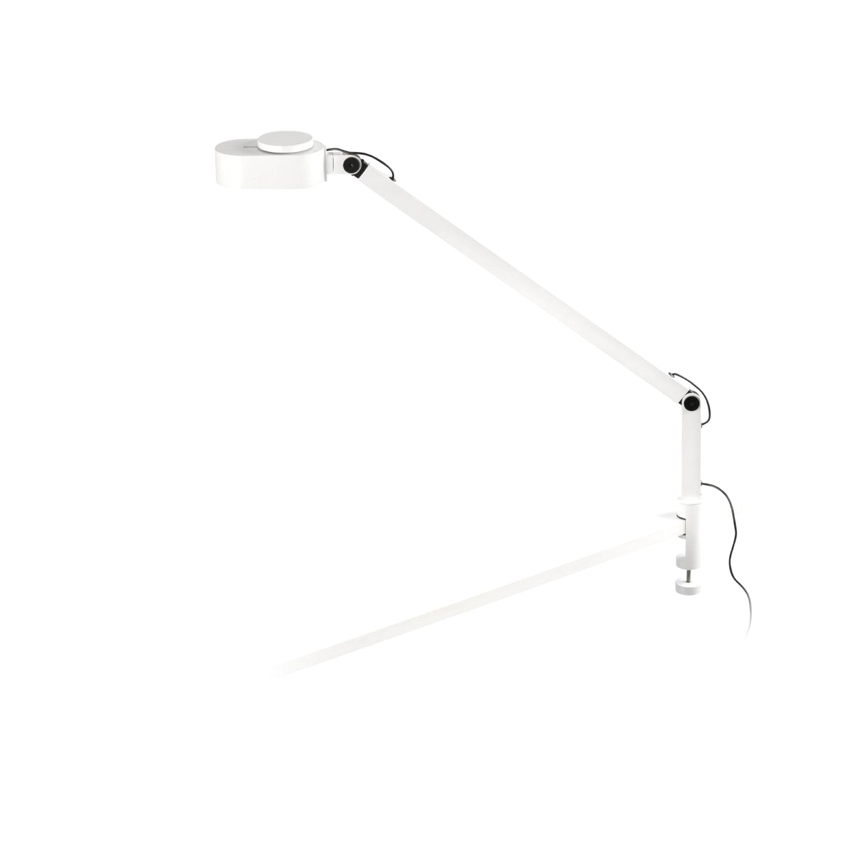 Inviting 86cm Blanco lámpara de pinza De Faro Barcelona - Inviting es una serie de iluminaci&oacute;n flexible de Bohman&amp;Folenius que se adapta a tus necesidades y estados de &aacute;nimo.