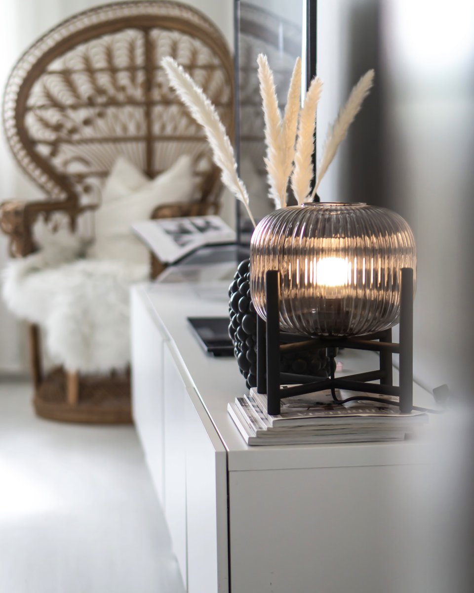 Vinda 32cm Negro lámpara de mesa De Aneta Lighting - L&aacute;mpara de mesa Winda de madera negra&auml; con pantalla de cristal gris ahumado es una fant&aacute;stica fuente de luz que proporciona una luz c&aacute;lida y acogedora.