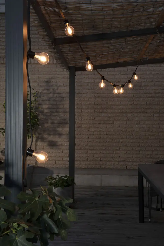 Guirnalda luminosa, ámbar, 10m Negro De Konstsmide - Cadena de luces decorativas con 10 luces LED &aacute;mbar intercambiables que crean un ambiente c&aacute;lido y acogedor.
