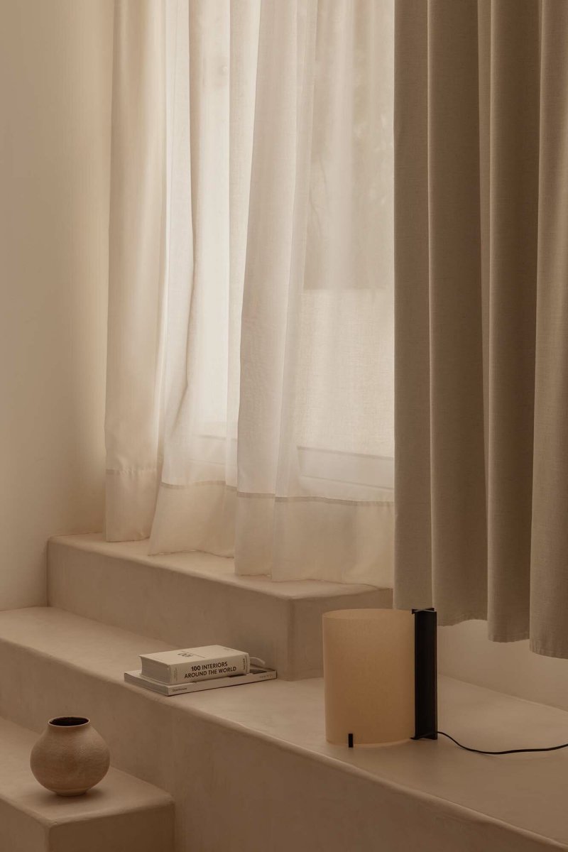 Cata 25cm Negro lámpara de mesa De Faro Barcelona - Fabricada con madera certificada y sostenible, Cata combina un sofisticado acabado negro con un claro enfoque en el medio ambiente.