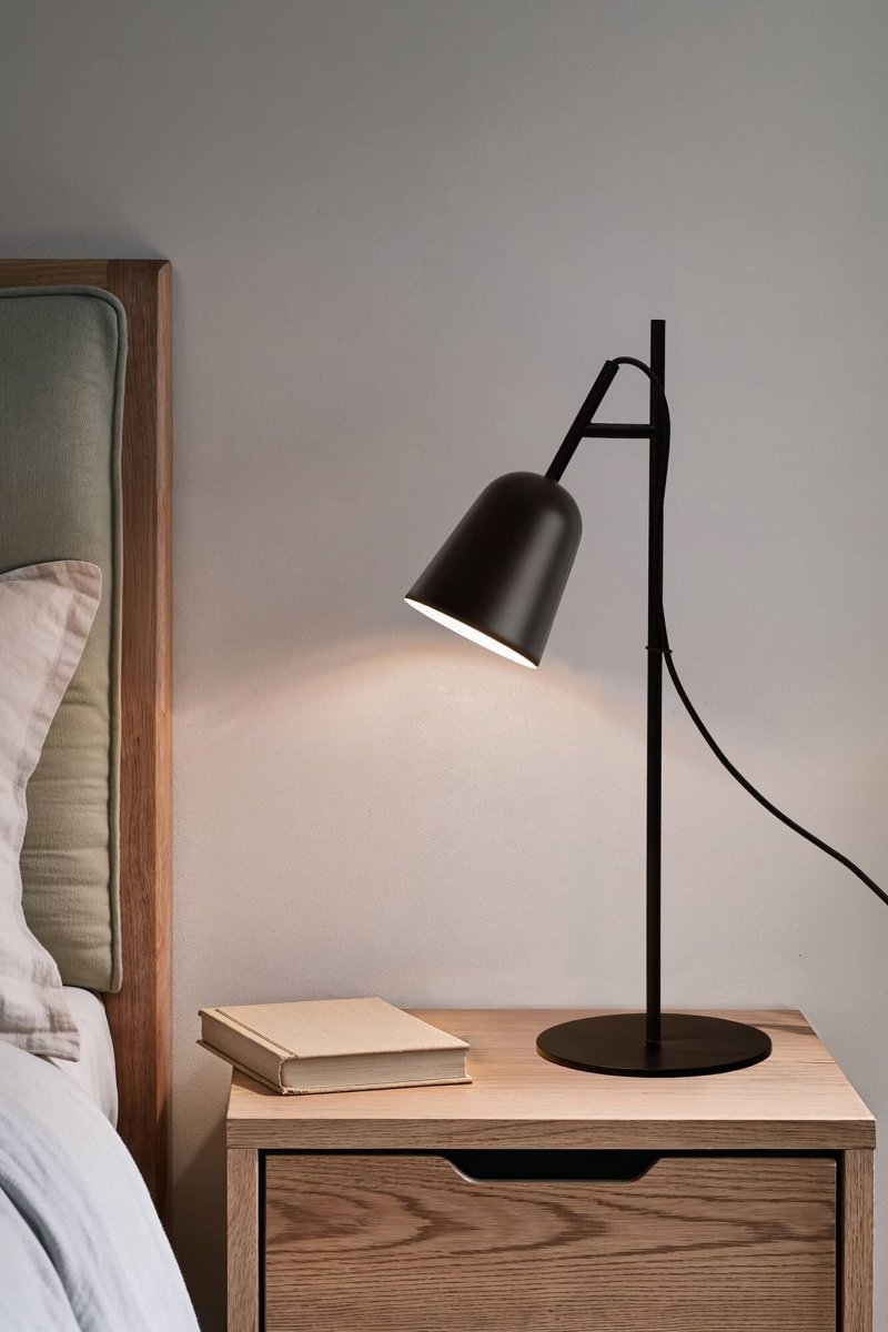 Studio 55cm Negro lámpara de escritorio De Faro Barcelona - Studio es una elegante l&aacute;mpara de mesa de Nahtrang, inspirada en el ic&oacute;nico dise&ntilde;o de los a&ntilde;os 50, reinterpretada con simplicidad moderna.