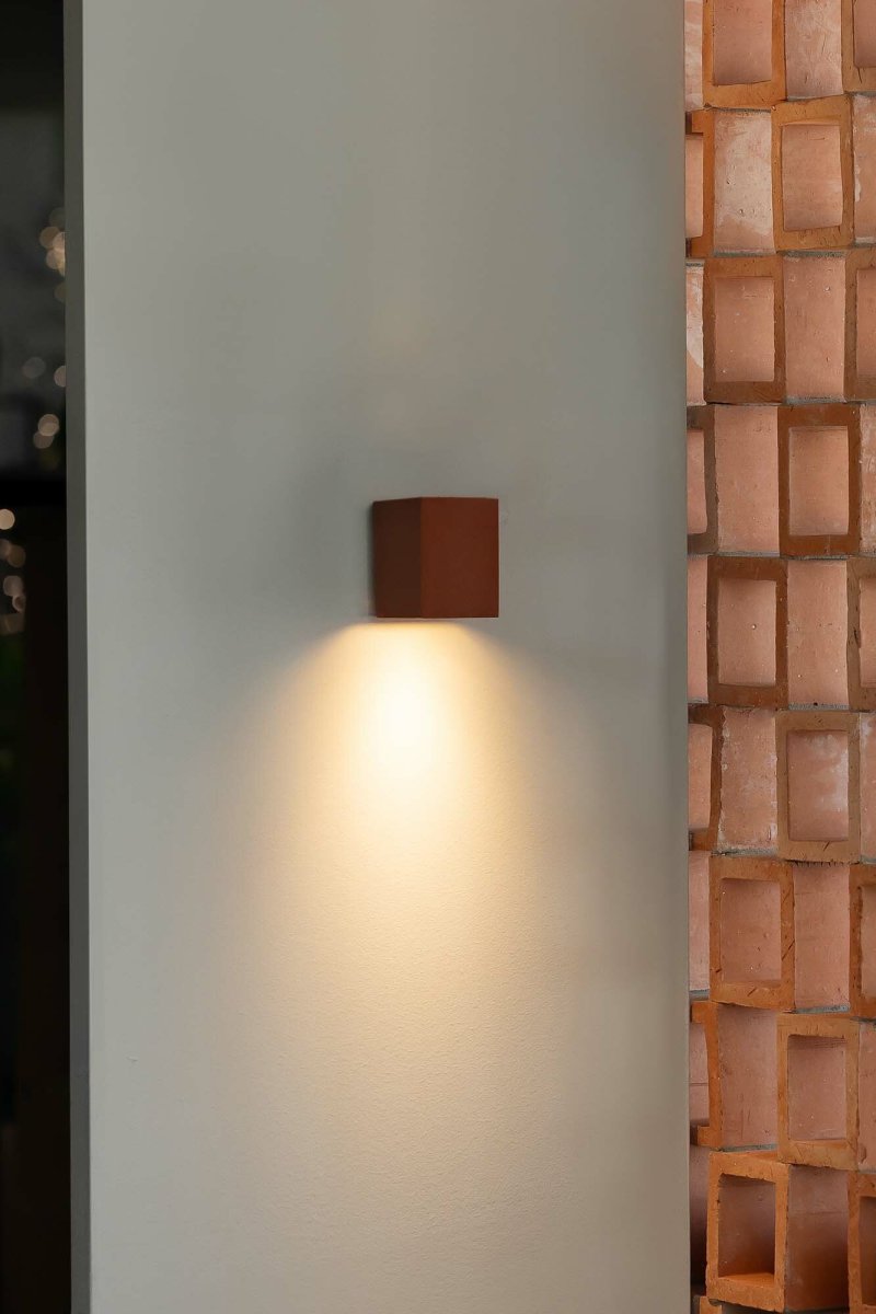 Lune 10cm Terracota lámpara de pared De Faro Barcelona - Lune es una l&aacute;mpara de pared cuadrada con un suave acabado terracota, perfecta para pasillos, corredores y otras zonas de paso.