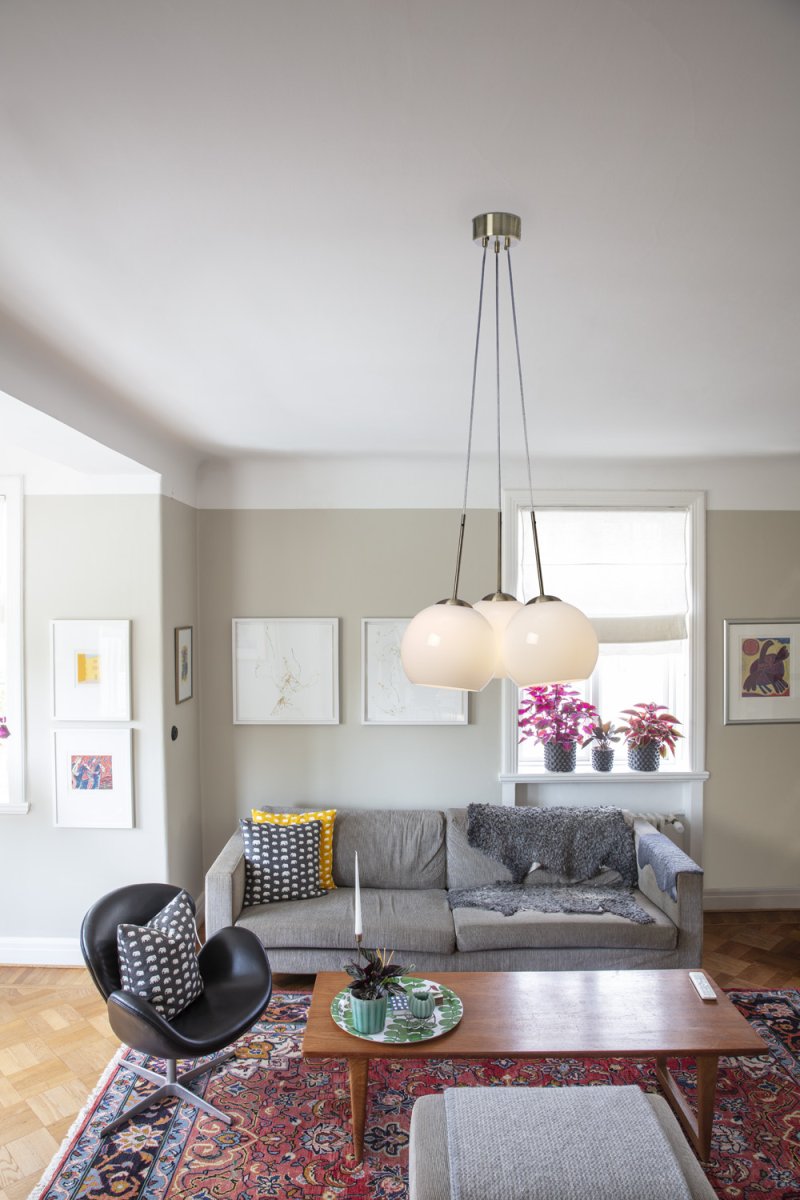 Salle Ø45 Latón antiguo Lámpas de techo De Cottex - Cada cúpula de cristal tiene un diámetro de 23 cm, lo que le da a la lámpara un aspecto suave y elegante.