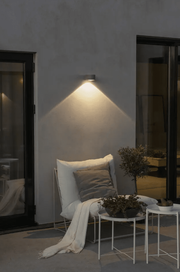 Gela 10cm Blanco lámpara de exterior De Konstsmide - La lámpara proporciona una buena luz hacia abajo en un ángulo de 100°.
