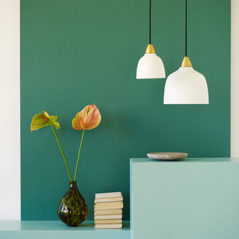 Urban Mini Ø15 Blanco Lámpas de techo De Superliving - A pesar de su menor tamaño, Urban Mini ofrece una distribución de luz impresionante y queda tan bien encima de la encimera de la cocina como en un acogedor rincón de lectura.