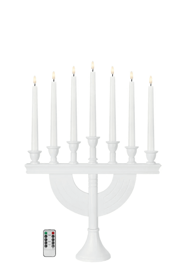 Torpa 7L Blanco De Markslöjd - Torpa es un impresionante portavelas de Adviento de siete brazos, fabricado en madera lacada en blanco con un dise&ntilde;o cl&aacute;sico y atemporal.