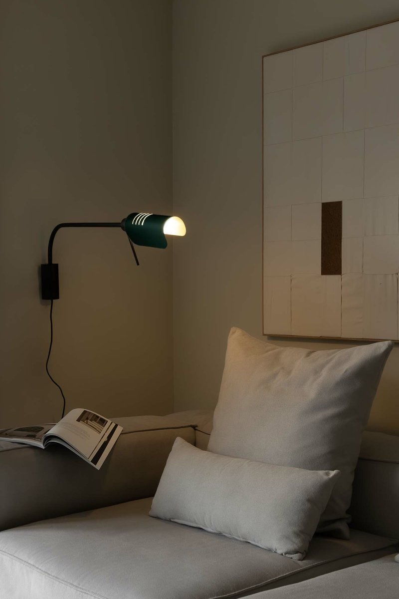 Martinica 85cm Negro lámpara de lectura De Faro Barcelona - Martinica es una l&aacute;mpara de pared con brazo ajustable y luz de lectura integrada, perfecta para la mesita de noche o el rinc&oacute;n de lectura.