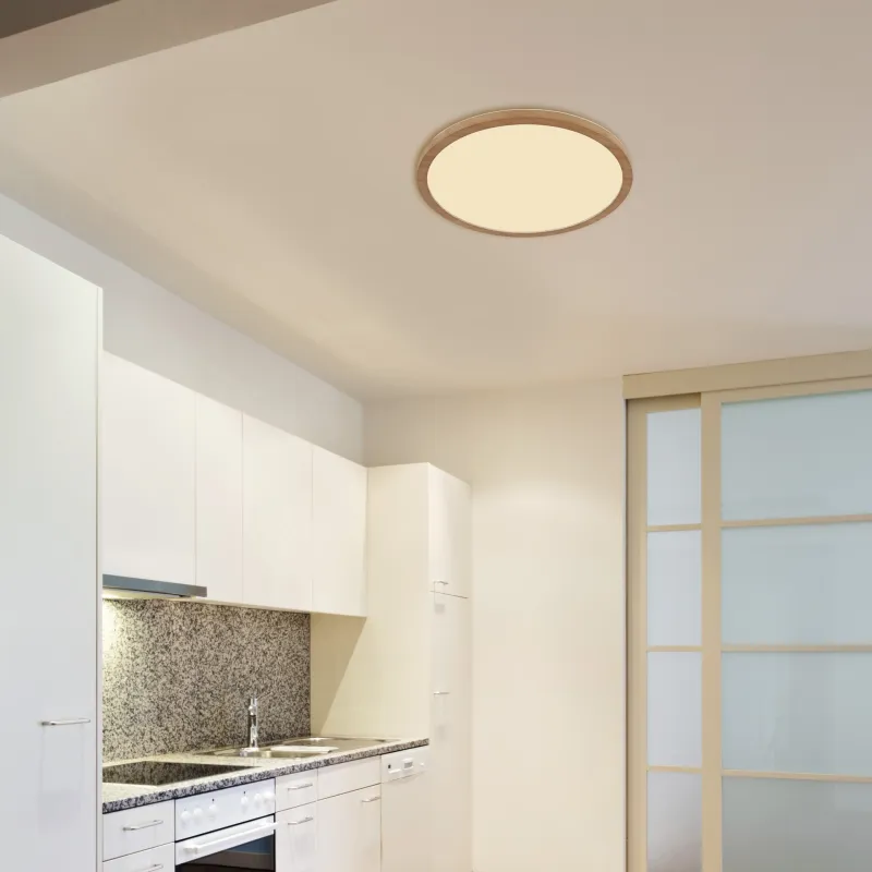 Sapana Ø42 Madera lámpara de baño De Globo Lighting - Lampan &auml;r tillverkad av tr&auml;inspirerad och vit plast, vilket ger ett mjukt och bl&auml;ndfritt ljus.