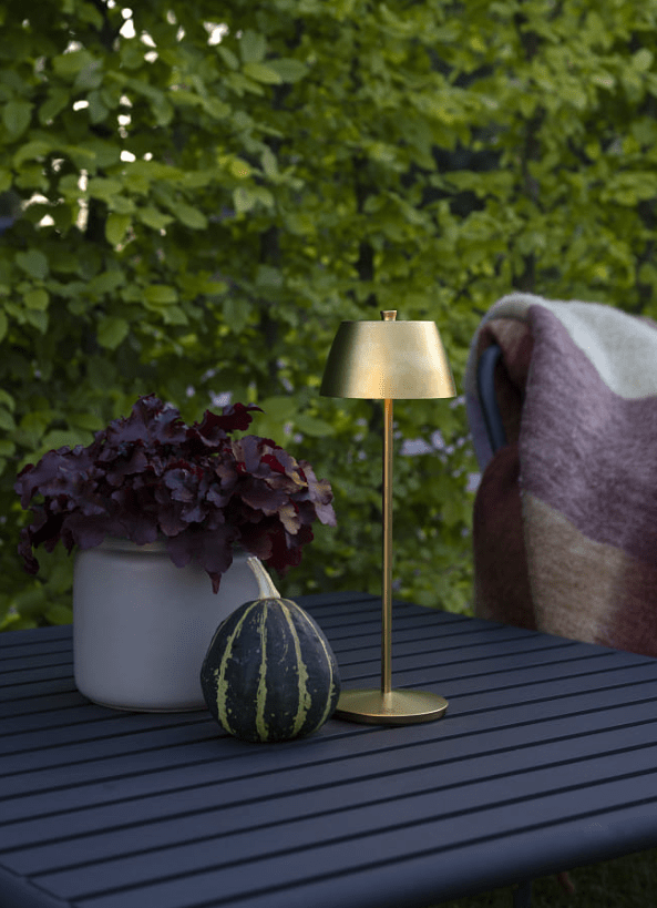 Èze 32cm Oro mate portátil De Konstsmide - La l&aacute;mpara est&aacute; equipada con un regulador t&aacute;ctil para que puedas ajustar el brillo y la temperatura del color desde luz amarilla c&aacute;lida a luz blanca c&aacute;lida.