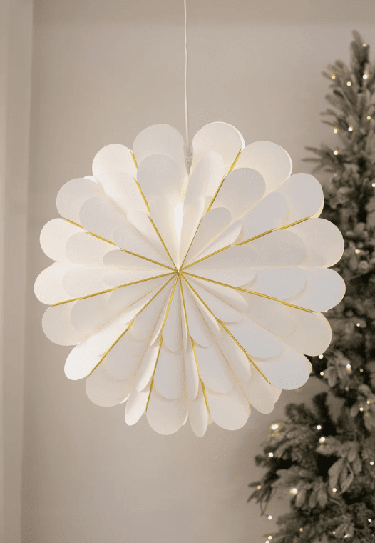 Marigold Ø60 Blanco De Markslöjd - La flor de Pascua colgante Marigold, con su dise&ntilde;o suave y moderno en pantalla de papel blanco, es un elegante complemento para sus decoraciones navide&ntilde;as.