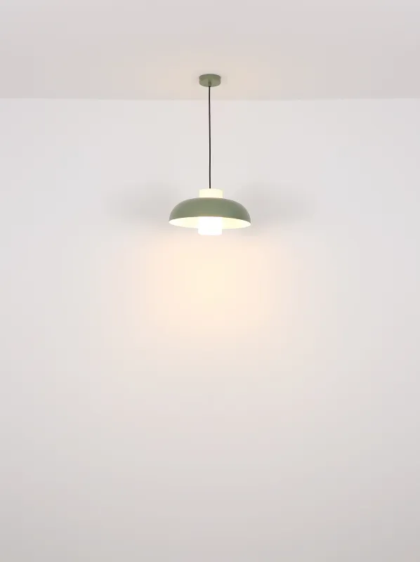 Lowe Ø38 Verde Lámpas de techo De Globo Lighting - Den runda sk&auml;rmen i matt gr&ouml;nf&auml;rgad metall ger ett elegant och tidl&ouml;st uttryck, medan den cylinderformade sk&auml;rmen i opalglas sprider ett mjukt och behagligt ljus.