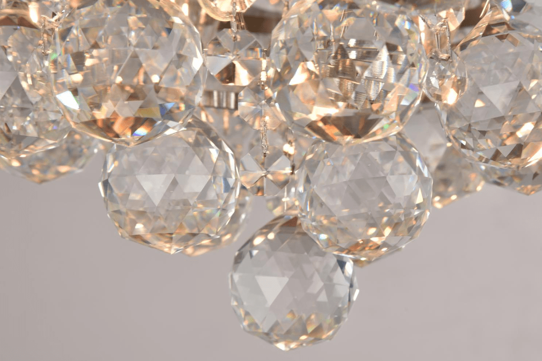 Leonore Ø40 Plata cristal De Norrsken Design - La exclusiva lámpara de techo Leonore en níquel con brillantes cristales K9 de clase 1 cortados a mano le otorga a la habitación una elegancia y un glamour atemporales.