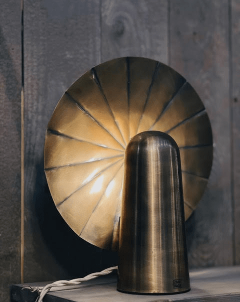 Edgar 25cm Oro/latón lámpara de mesa De Strömshaga - Con su elegante forma y acabado de latón antiguo, llamará la atención en su hogar.