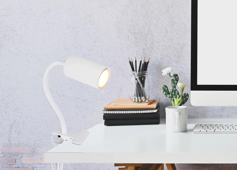 Robby Blanco lámpara de pinza De Globo Lighting - Den lilla klassiska kl&auml;mlampan Robby kombinerar stil och funktion med sin design i vit metall.