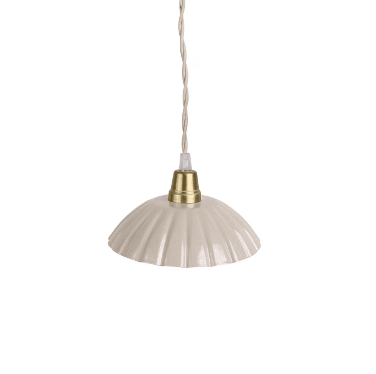 Ingrid Pequeño Ø16 Beige lámpara de ventana De Strömshaga - Pequeña lámpara de techo de color beige realizada en chapa metálica con pantalla plisada y cable textil trenzado en color natural.