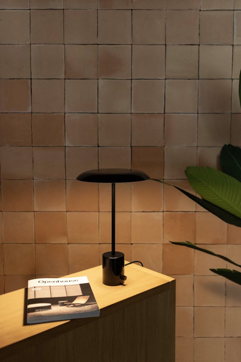 Hoshi 40cm Negro lámpara de mesa De Faro Barcelona - Hoshi es una l&aacute;mpara de dise&ntilde;o con una silueta elegante, una base robusta y un LED integrado (12 W, 2700 K) que emite una luz c&aacute;lida y agradable.
