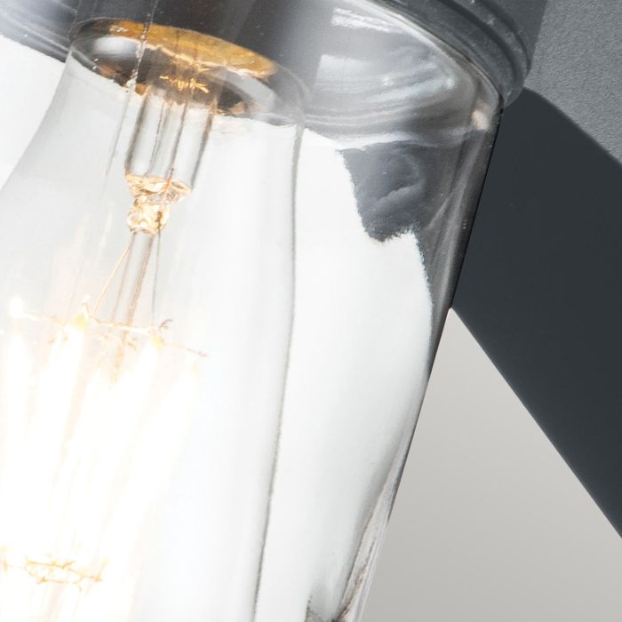 Portfino 20cm Gris lámpara de exterior De Elstead Lighting - Tillverkad av rostfritt st&aring;l i gr&aring; finish och glas, erbjuder den en robust och v&auml;dert&aring;lig konstruktion som &auml;r idealisk f&ouml;r fasader, entr&eacute;er och uteplatser.