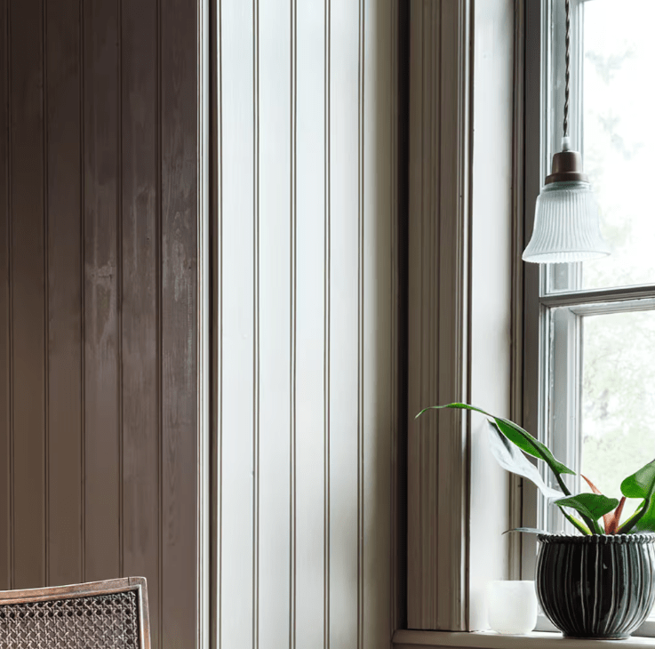 Ulla Ø12 Blanco lámpara de ventana De Strömshaga - Peque&ntilde;a l&aacute;mpara de techo con pantalla de cristal esmerilado y base de lat&oacute;n antiguo.