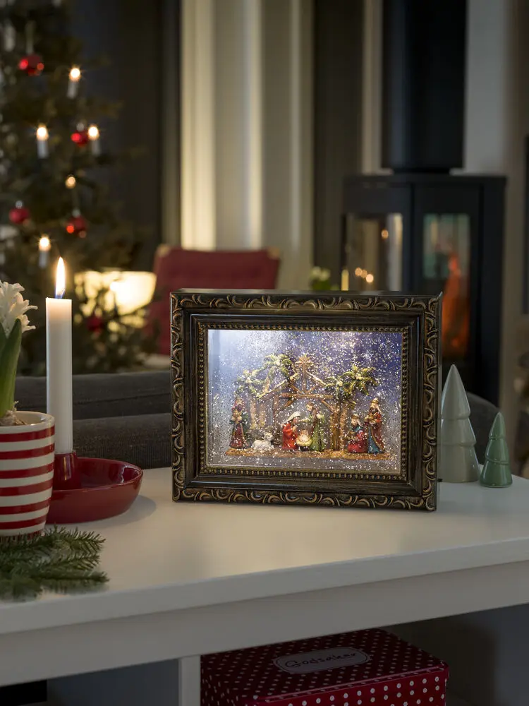 Linterna Rellena De Agua Con Marco De Fotos Marrón De Konstsmide - Esta linterna llena de agua en forma de marco de fotos representa un hermoso bel&eacute;n con iluminaci&oacute;n LED que crea una luz suave y atmosf&eacute;rica.