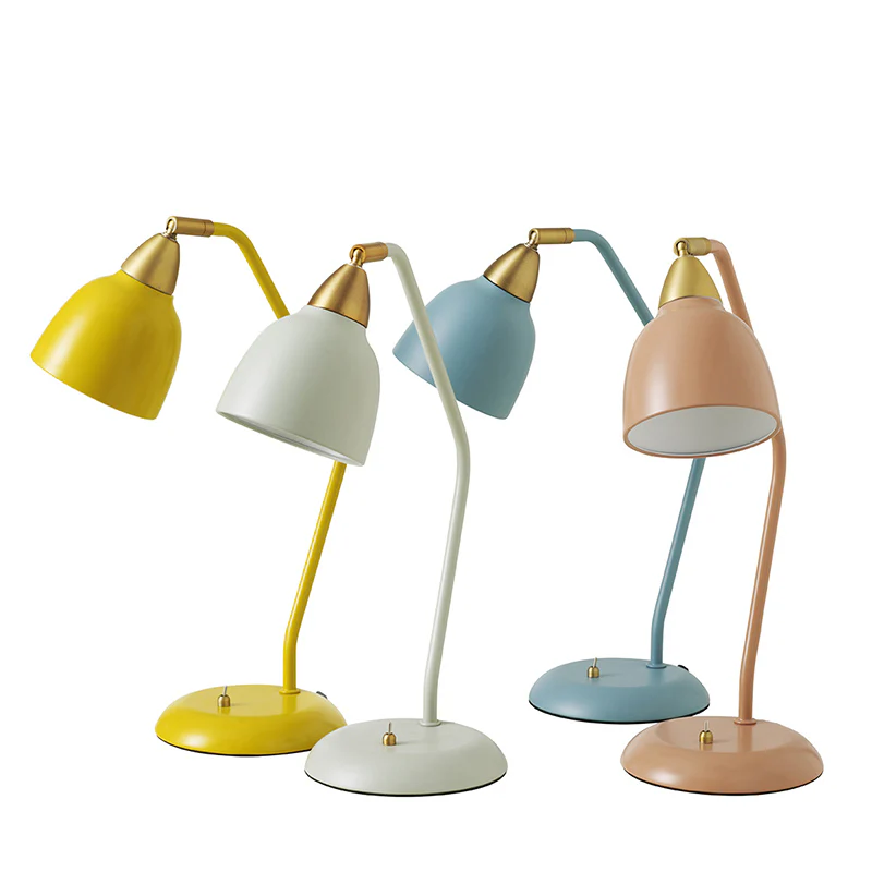 Urban 45cm Rosa lámpara de escritorio De Superliving - Embellece tu lugar de trabajo con la lámpara de escritorio Urban en un elegante color rosa polvoriento mate con detalles de latón.