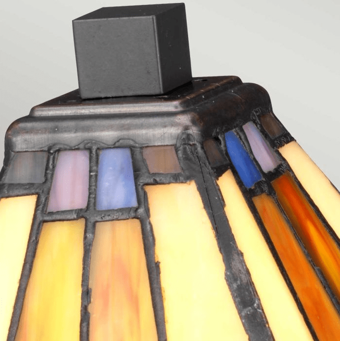 Holmes 30cm Multicolor De Elstead Lighting - La base de la lámpara tiene un acabado de bronce vintage que subraya su aspecto clásico y atemporal.