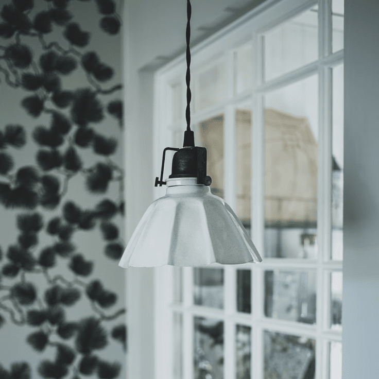 Margareta Ø18 Blanco lámpara de ventana De Strömshaga - Preciosa l&aacute;mpara de techo peque&ntilde;a con pantalla de chapa lacada en blanco y base de metal de color grafito oscuro.