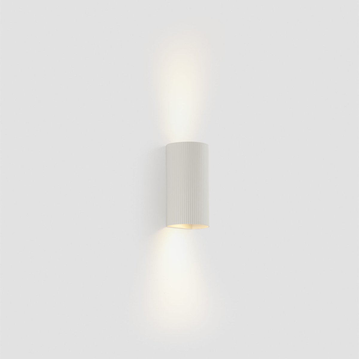 Sole 15cm Blanco acanalado lámpara de pared De Faro Barcelona - Est&aacute; disponible en dos tama&ntilde;os y emite luz en una o dos direcciones, lo que lo hace ideal para pasillos y espacios peque&ntilde;os.