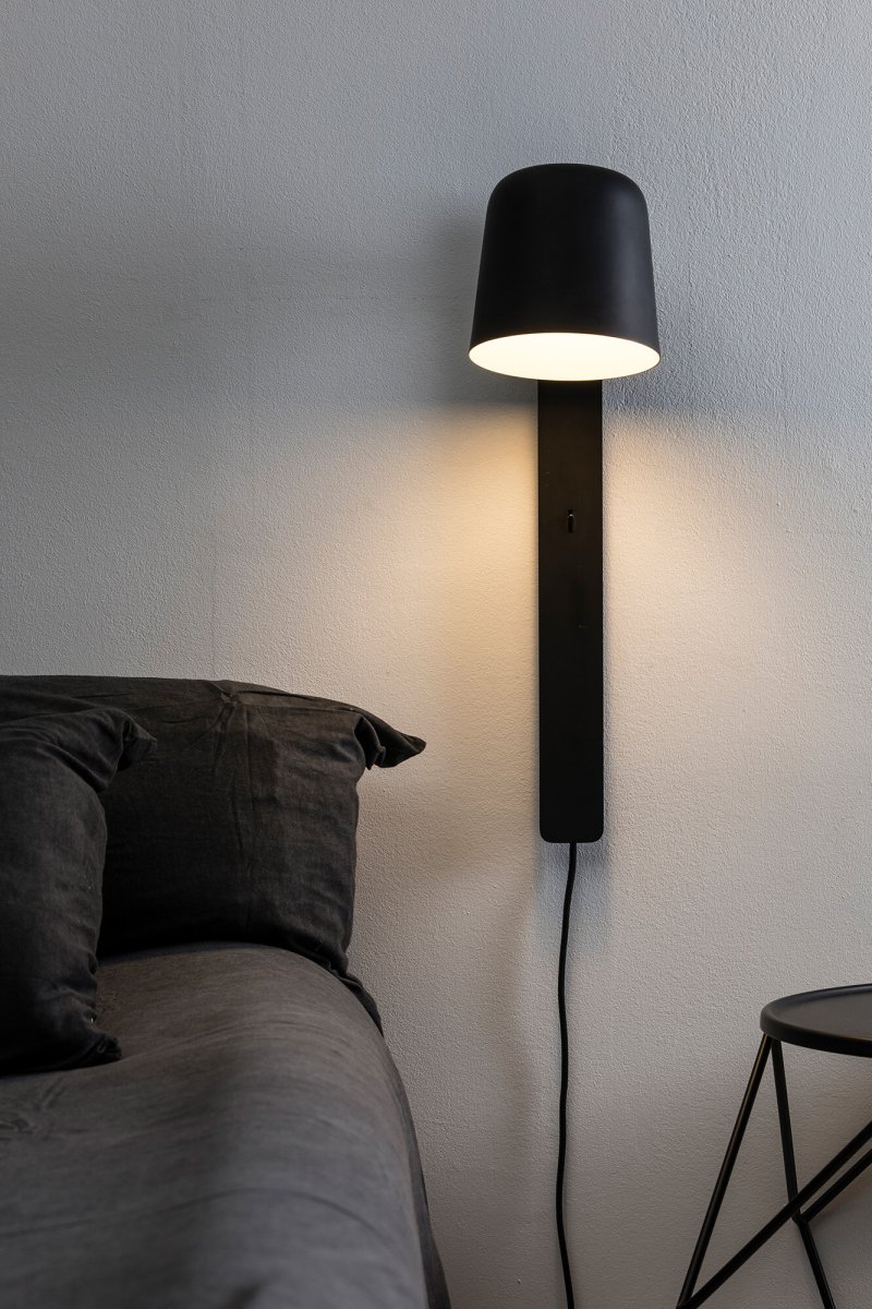 Tila 46cm Negro lámpara de lectura De Faro Barcelona - Su estructura de acero negro de estilo n&oacute;rdico no solo alberga una fuente de luz de ajuste continuo, sino que tambi&eacute;n sirve como pr&aacute;ctico estante para libros o revistas.
