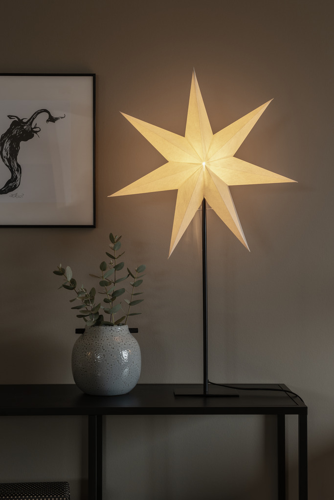 Estrella De Papel Ø50 Grisáceo De Konstsmide - La elegante estrella en color greige reposa sobre un sencillo soporte de metal negro y difunde un brillo suave y agradable.