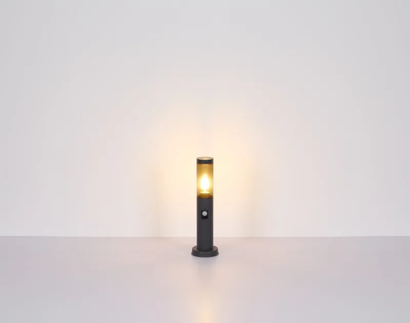Boston 45cm Antracita balizas De Globo Lighting - Tillverkad i rostfritt st&aring;l med en r&ouml;kf&auml;rgad plastsk&auml;rm ger den ett mjukt och behagligt ljus.