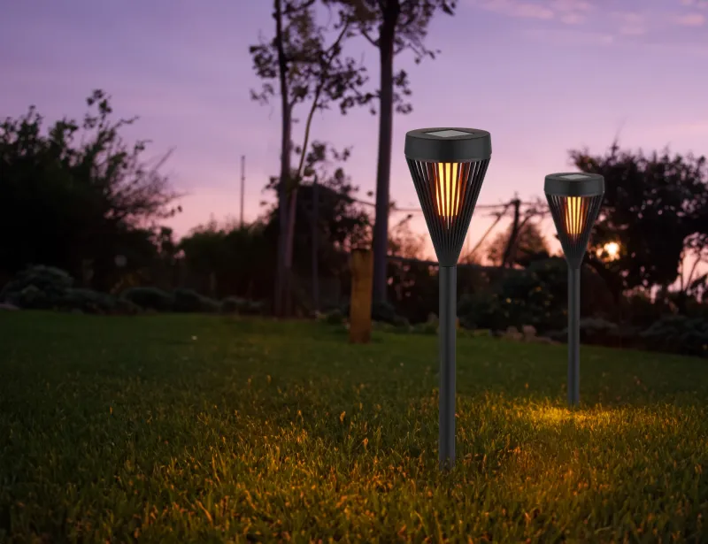 Fire Pack De 2 Negro lámpara solar De Globo Lighting - Crea un ambiente de jard&iacute;n atmosf&eacute;rico con Fire, un paquete de 2 linternas alimentadas con energ&iacute;a solar.