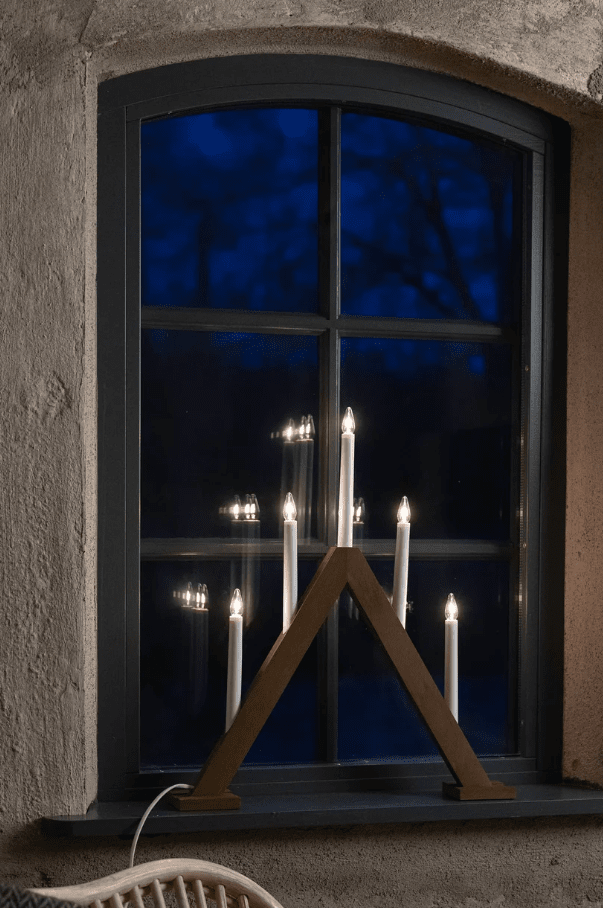 Ariele 5L mancha marrón De Markslöjd - Ariele es un elegante portavelas de Adviento de cinco brazos, fabricado en madera te&ntilde;ida de marr&oacute;n claro con cinco velas blancas.