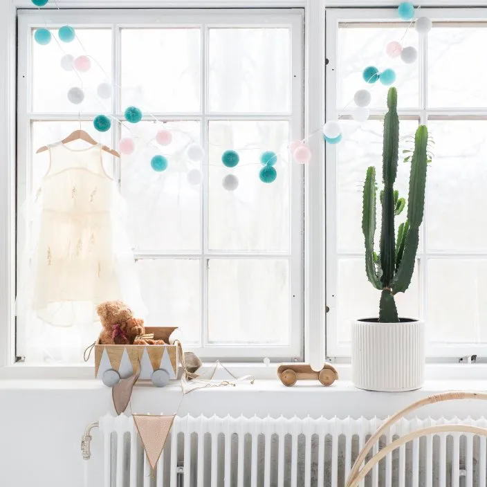 Irislights Spring 20-lights Multicolor De Irislights - Las luces de cadena Irislights Spring presentan esferas artesanales en tonos pastel claros como rosa, azul, gris y verde esmeralda, que aportan un toque de color elegante.