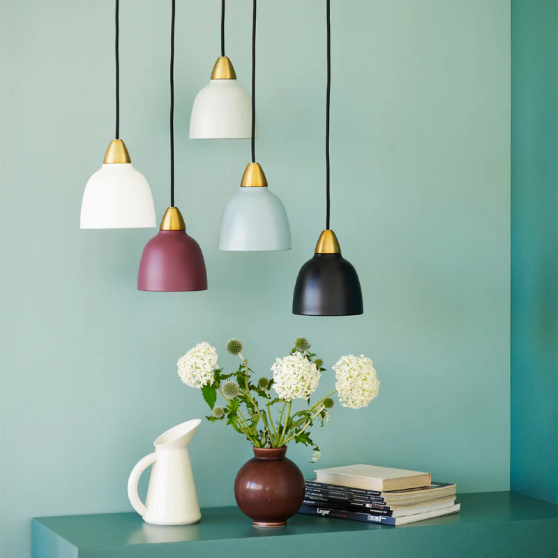 Urban Mini Ø15 Verde claro Lámpas de techo De Superliving - A pesar de su menor tamaño, Urban Mini ofrece una distribución de luz impresionante y queda tan bien encima de la encimera de la cocina como en un acogedor rincón de lectura.