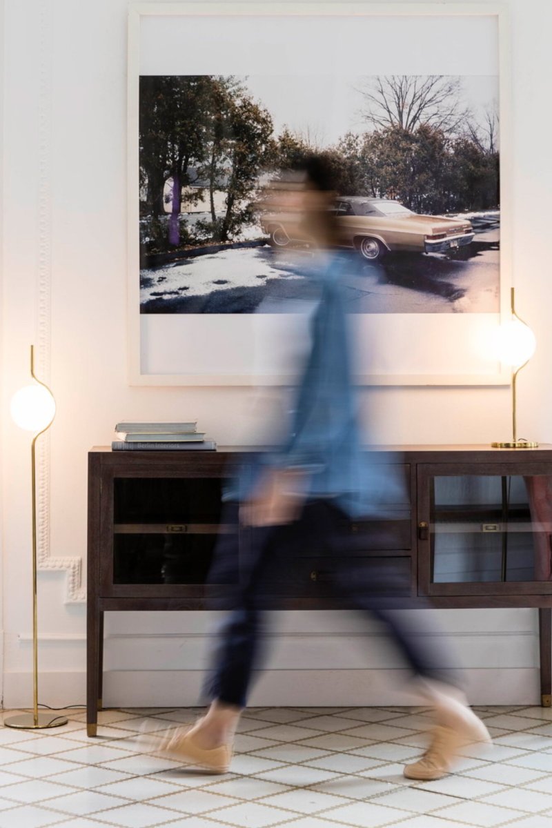 Le Vita Oro lámpara de pie De Faro Barcelona - Esta l&aacute;mpara de pie combina una suave pantalla de cristal con una fina estructura met&aacute;lica gr&aacute;fica, creando una sensaci&oacute;n de amplitud y sofisticaci&oacute;n.