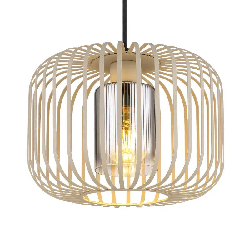 Alfred Ø28 Arena Lámpas de techo De Globo Lighting - Den &auml;r tillverkad av sandf&auml;rgad matt metall och har en mjukt rundad metalln&auml;tssk&auml;rm med en inre glascylinder, som skapar ett elegant och luftigt uttryck.