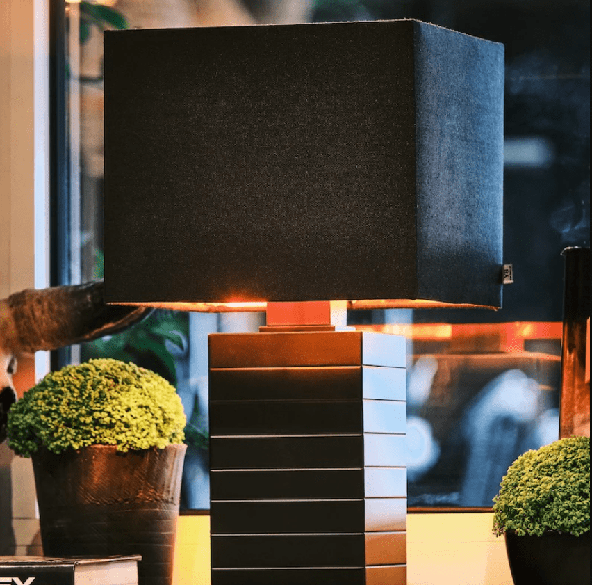 Crazy 45cm Negro lámpara de mesa De By Rydéns - La robusta base de la l&aacute;mpara est&aacute; decorada con l&iacute;neas simples y horizontales que le dan a la base de la l&aacute;mpara m&aacute;s estructura y vida.