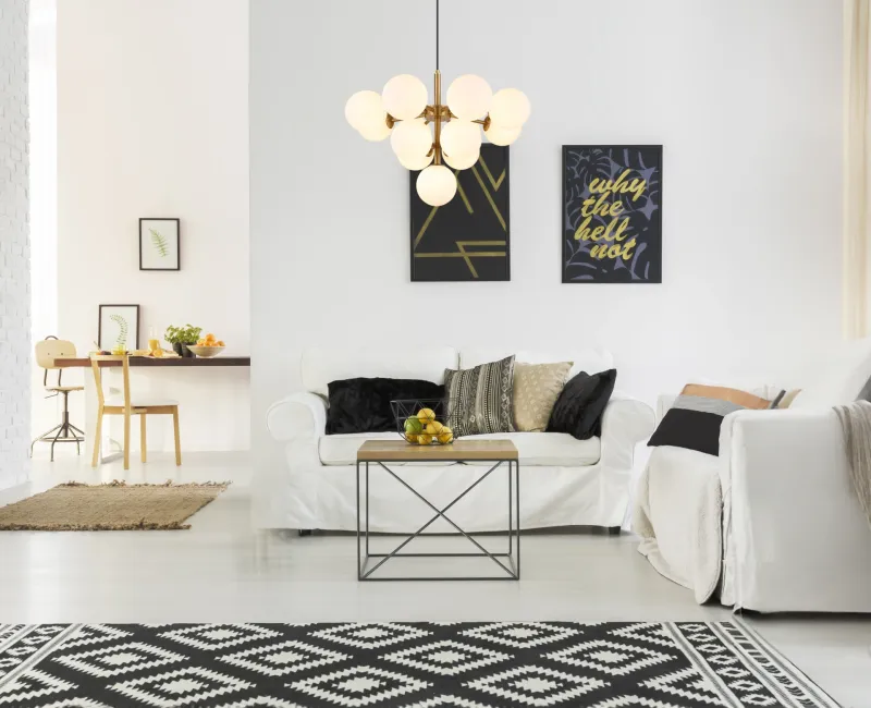 Grappy Ø56 Oro Lámpas de techo De Globo Lighting - Grappy taklampa i guldf&auml;rgad metall blir en stilfull och lyxig detalj i varje rum med sin glamor&ouml;sa design och de 13st opalf&auml;rgade glaskulorna.